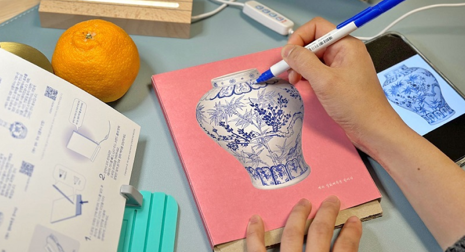 백자 청화 매죽문 항아리 이미지