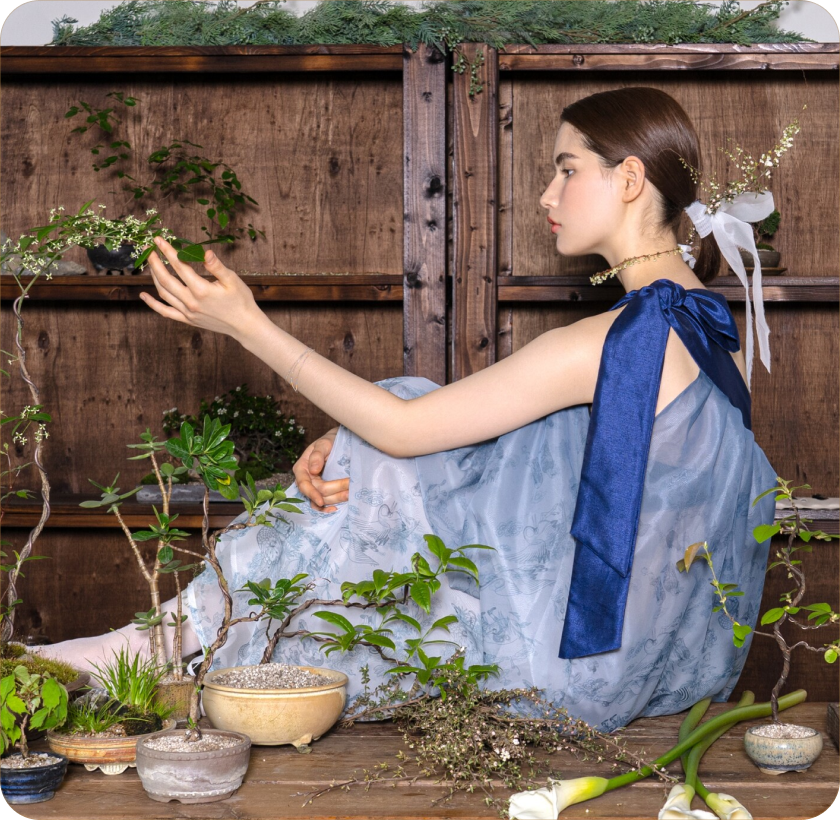 단하 대표 이미지 - 모델 의상 착용