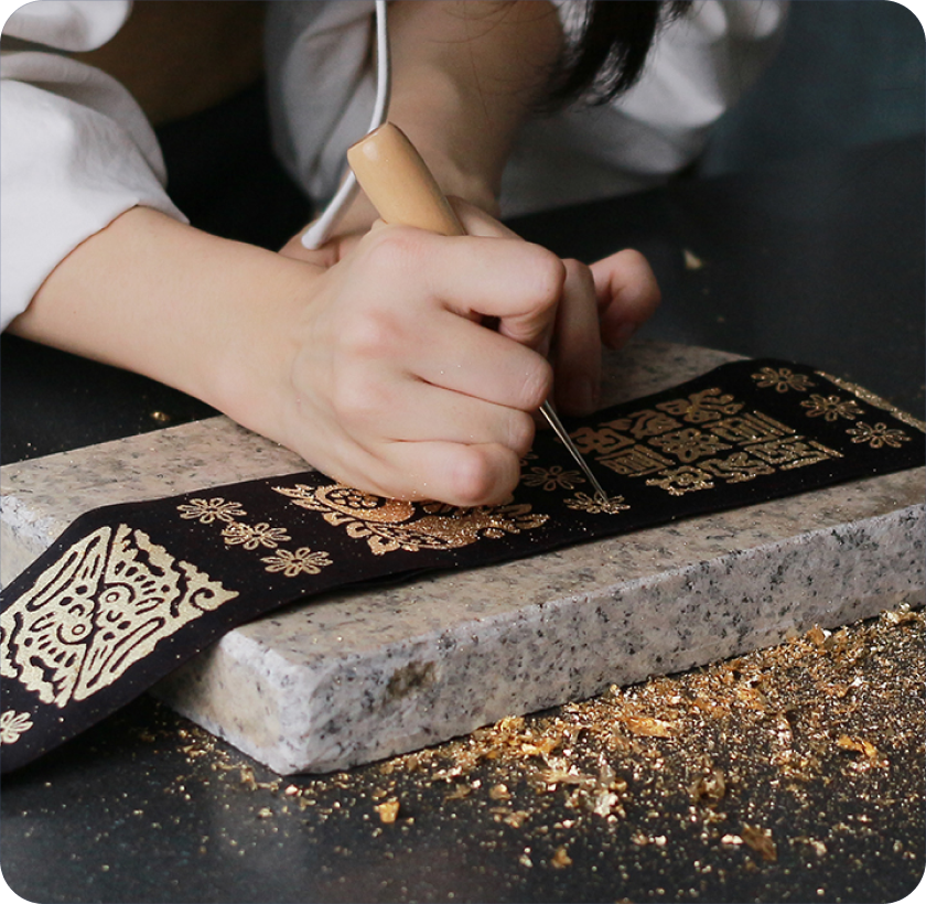 한국전통금박 글리프 - 금박을 입히는 장면