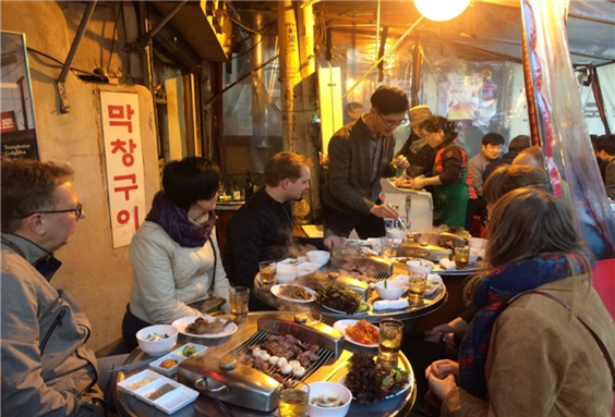 코리안 나이트 다이닝투어 중 한식가이드가 고기 굽는 방법을 설명하고 있는 이미지