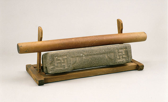 홍두깨와 홍두깨 틀 ©국립민속박물관