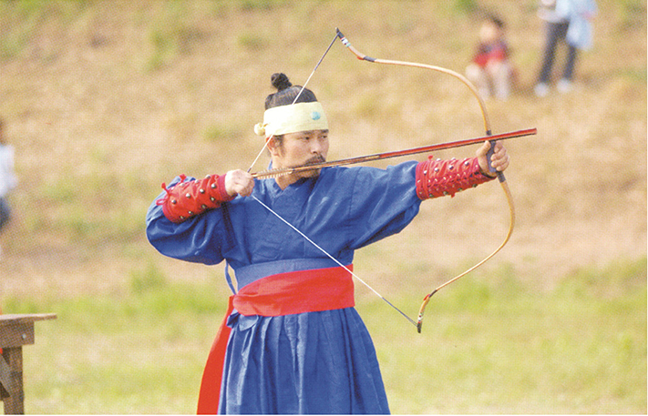 애기살(편전)을 통아에 넣고 쏘는 모습. 멀리에서 숨어 적에게 작고 빠른 화살을 날리는 모습이 영화 <최종병기 활>이나 드라마 <추노> 등에 노출되면서 대중들에게 알려지기 시작했다. ⓒ영집궁시박물관