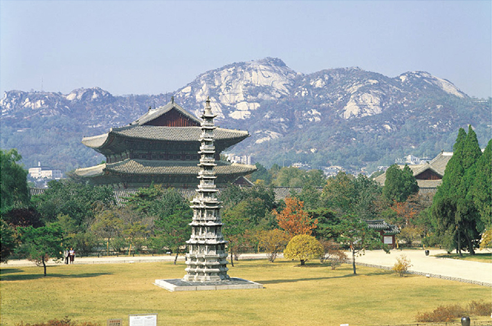 경천사 십층석탑은 국립중앙박물관으로 옮겨지기 전 경복궁 뜰에 놓여있었다1 ⓒ국가문화유산포털