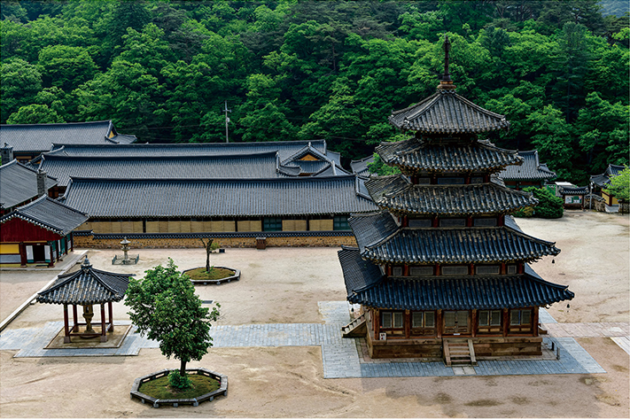 충북 보은 속리산 자락의 법주사 팔상전은 목탑의 형태를 띠고 있다 ⓒshutterstock