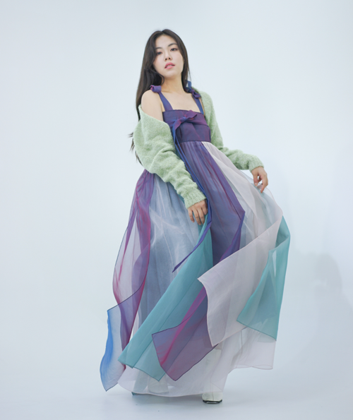 오리지널 켜켜이드레스를 입은 모델 사진