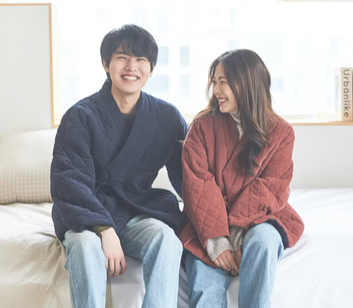 두루자켓을 입은 커플 모델 사진