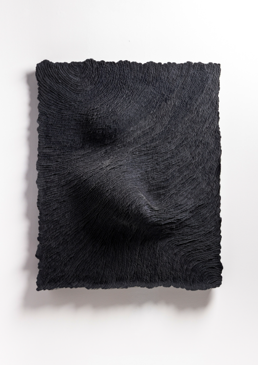 ▲김용주, '막연함의 무게 감싸여 있는 아이', 2025, 갈고리 걸림 고리 부착식 직물(벨크로), 나무패널, 180×790×980mm