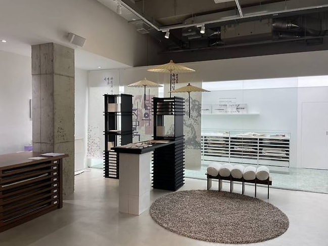 프랑크푸르트 달군 ‘한정판 한지시집’ 서울서 전시