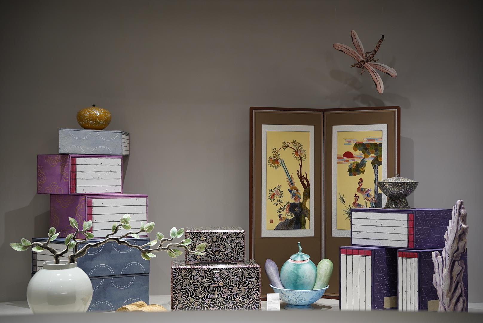 평면을 넘어 입체로… 인천공항에 펼쳐진 ‘현대판 책가도’ 한국전통문화센터 <책가공존(冊架共存): 공예의 시간> 전시 개막