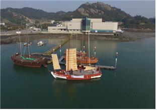 옛 사공과 함께 돛단배 타고 바다로